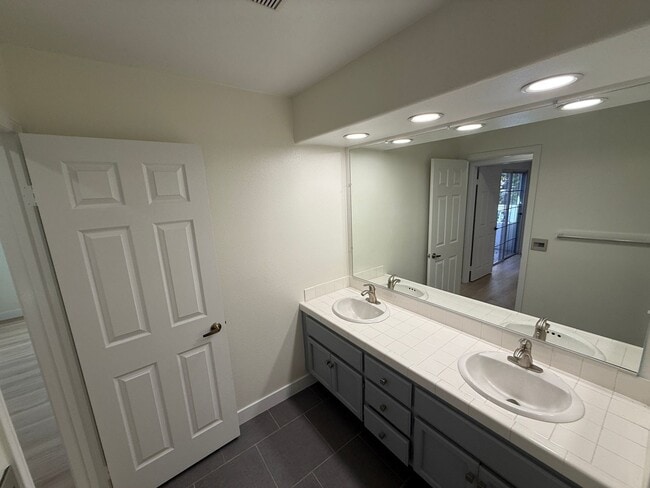 Building Photo - 3-Bedroom Home with Dual Fireplaces, Dual Balconies, and Community Pool in Valencia!