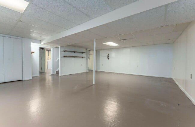 Building Photo - 3 Bedroom Home in Portage by West Lake