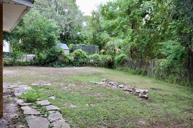 Building Photo - 1139 N Bayshore Dr