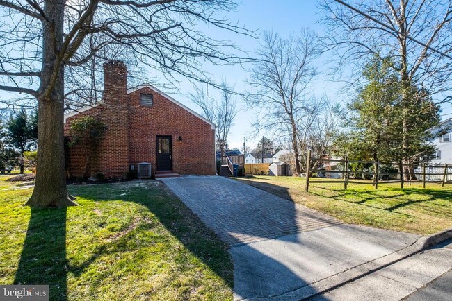 Building Photo - 2900 Linden Ln