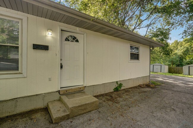 Building Photo - 1050 W Elm St
