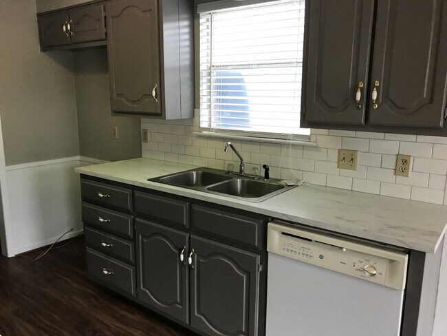 Building Photo - Single Family Home *LEASING SPECIAL AVAILABLE*
