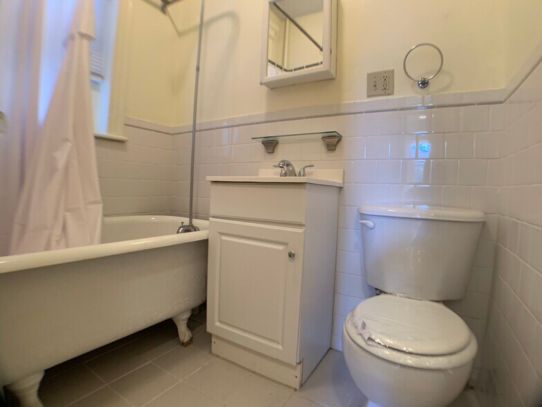 Building Photo - 100 Queensberry St