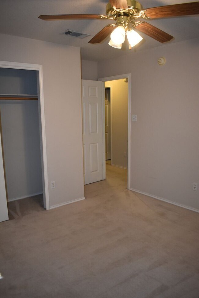 Building Photo - 4bd/2ba house close to shopping and Ft. Hood!
