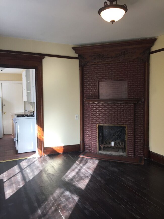 Building Photo - 1317 E 2nd St