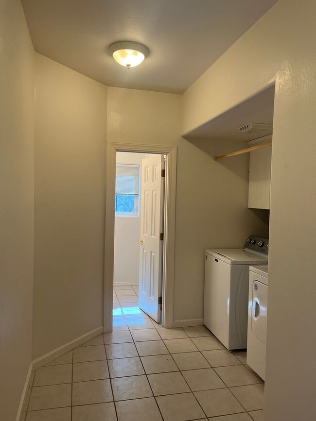 Building Photo - 2 Bedroom 2.5 Bath House