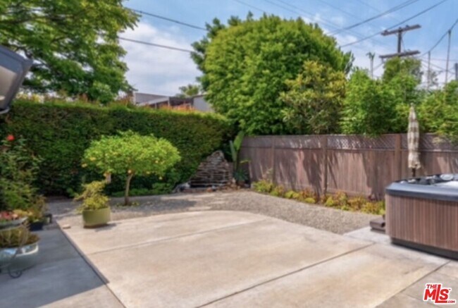 Building Photo - 10824 Westminster Ave