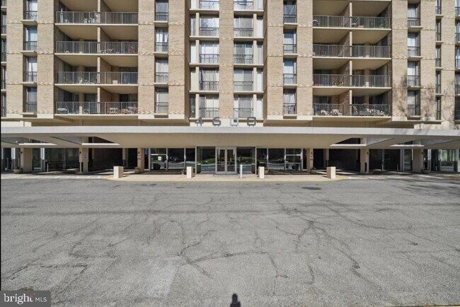 Building Photo - 4600 S Four Mile Run Dr