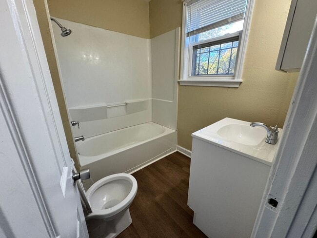 Building Photo - 4 Bedroom House