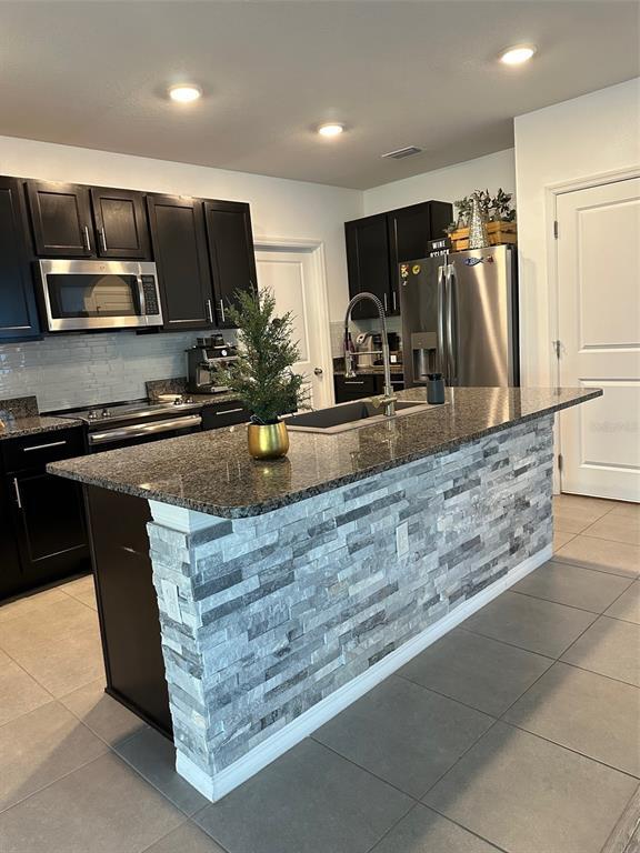 Building Photo - 11167 Leland Groves Dr