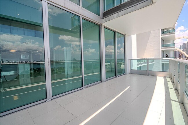 Building Photo - 900 Biscayne Blvd