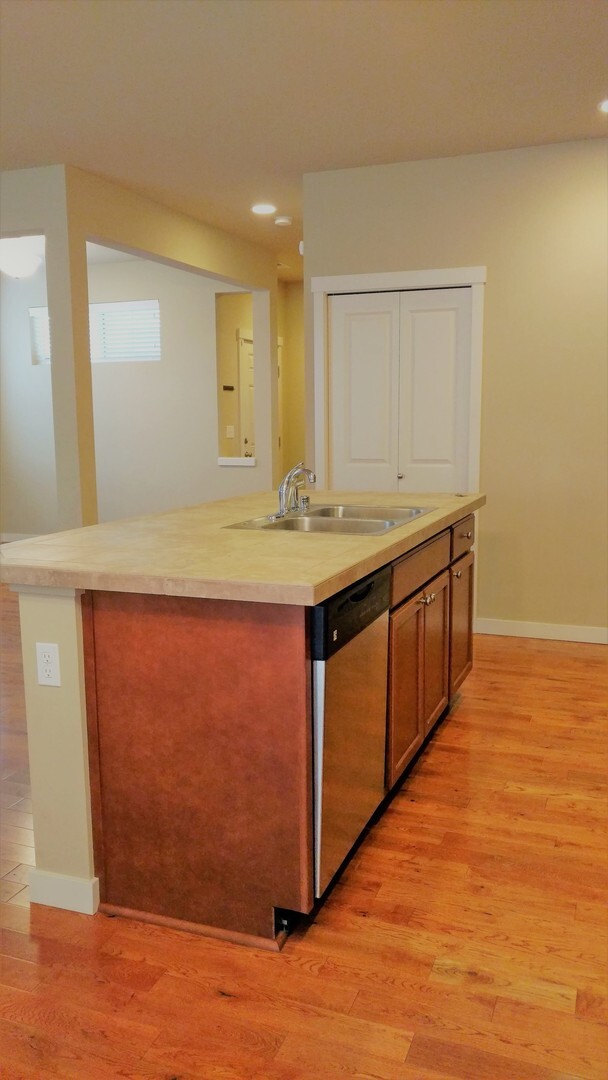 Building Photo - Spacious Fife 3 Bedroom with Fenced  Yard!