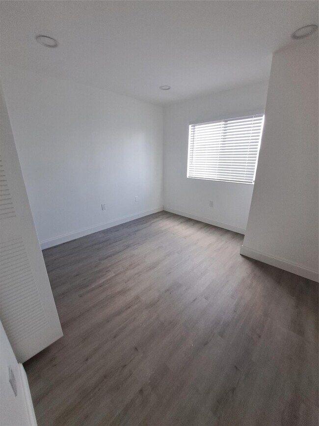 Building Photo - 5200 NW 31st Ave