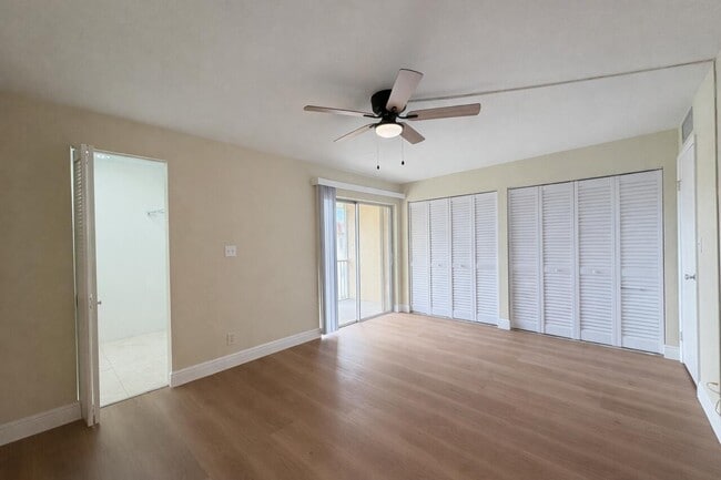 Building Photo - 700 Village Green Ct