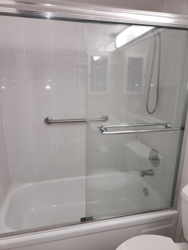 Building Photo - 3059 Ainslie Dr