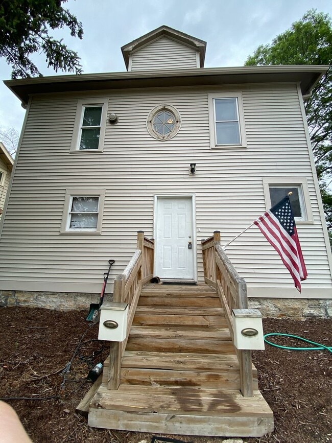 Building Photo - Newly Updated 2 Bedroom