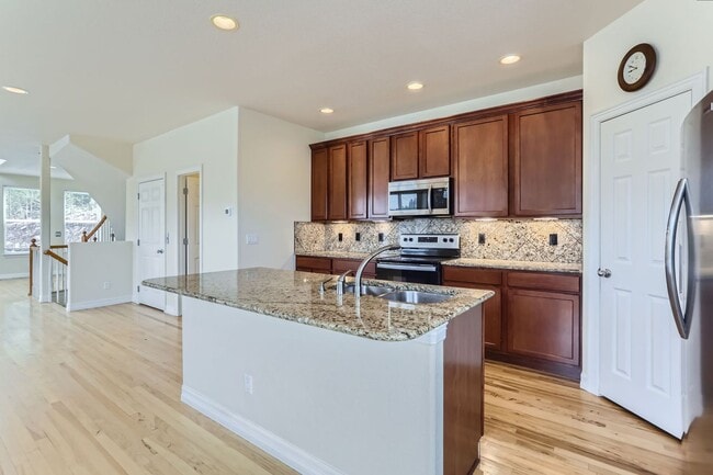 Building Photo - Beautifully maintained town-home in Centra...