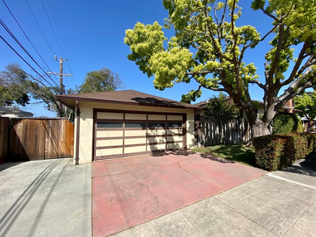 Building Photo - Renovated Single-Family Home on the Penins...