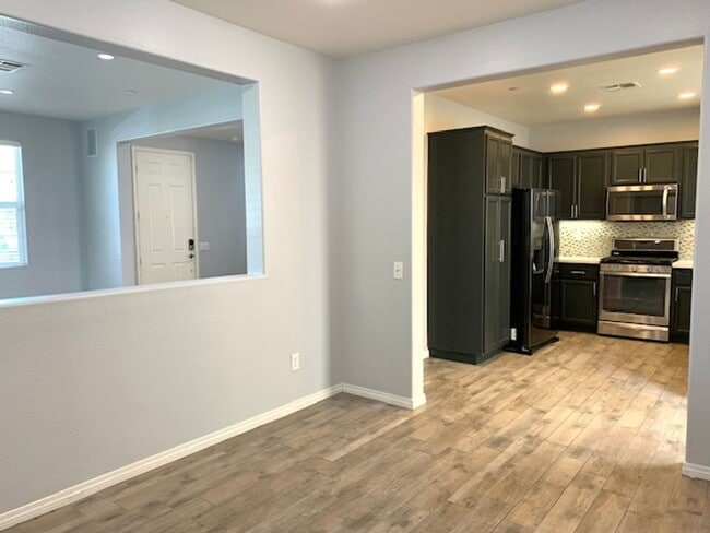 Building Photo - 3150 N Ventura Rd