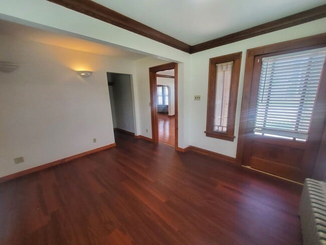 Building Photo - 421 W Oakland Ave