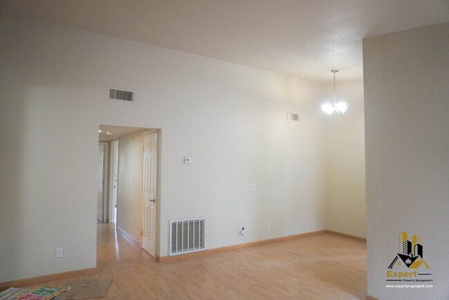 Building Photo - 5333 Primrose Dr