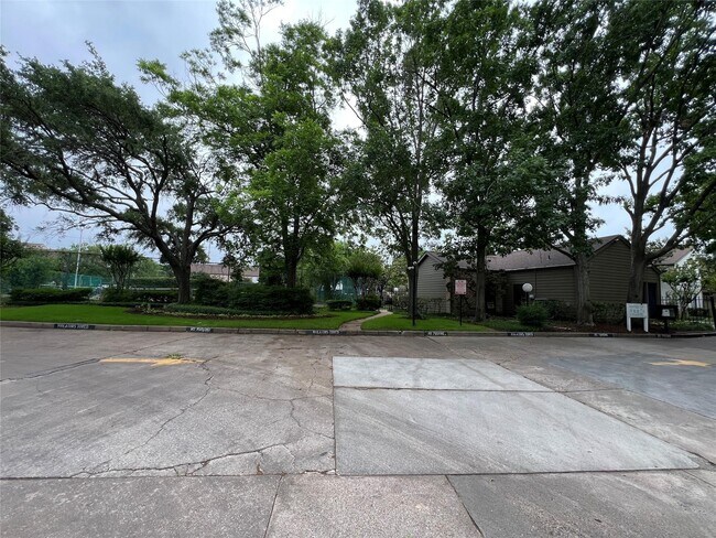 Building Photo - 10053 Westpark Dr