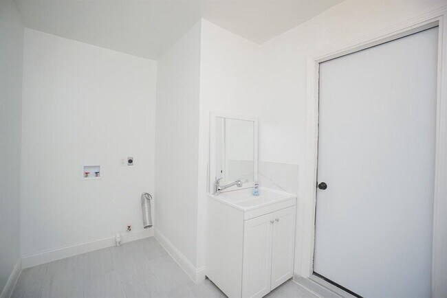 Building Photo - 4145 Sarong Dr