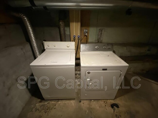 Building Photo - 304 W Cottage Pl