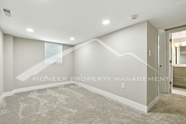 Building Photo - Spacious Home with Washer/Dryer and Centra...