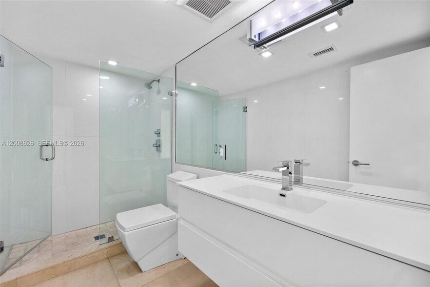 Building Photo - 1420 Brickell Bay Dr