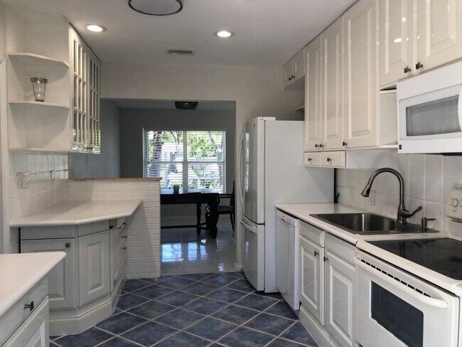 Building Photo - 434 NE 33rd St