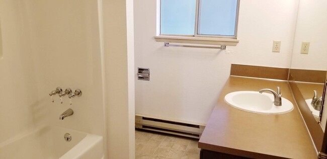 Building Photo - Move in ready - 2 bedroom 1 bath - No pets