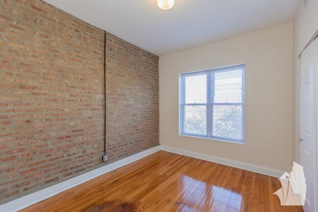 Building Photo - 4 bedroom in Chicago IL 60657