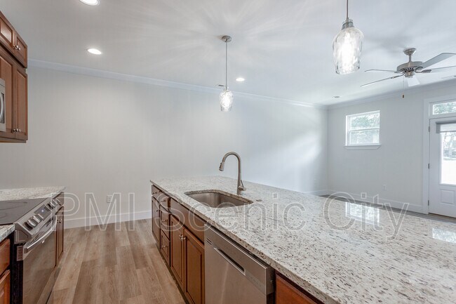 Building Photo - 1886 Young Rd SE