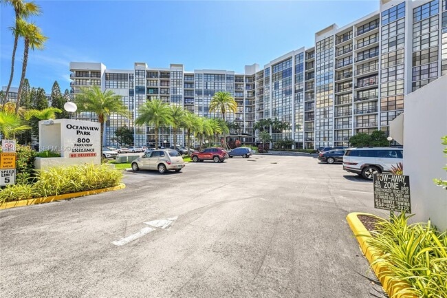 Building Photo - 800 Parkview Dr