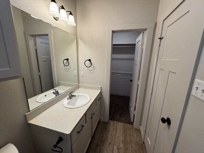 Building Photo - Beautiful Home Located Near Texas Tech Cam...