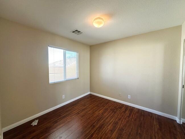 Building Photo - BEAUTIFUL 2 STORY HOME WITH HARDWOOD FLOORING! 3 BED 2 BATH, MASTER BEDROOM HAS ITS OWN PRIVATE B...