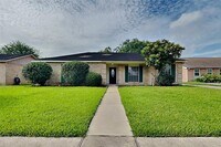 Building Photo - 1927 Hilton Head Dr