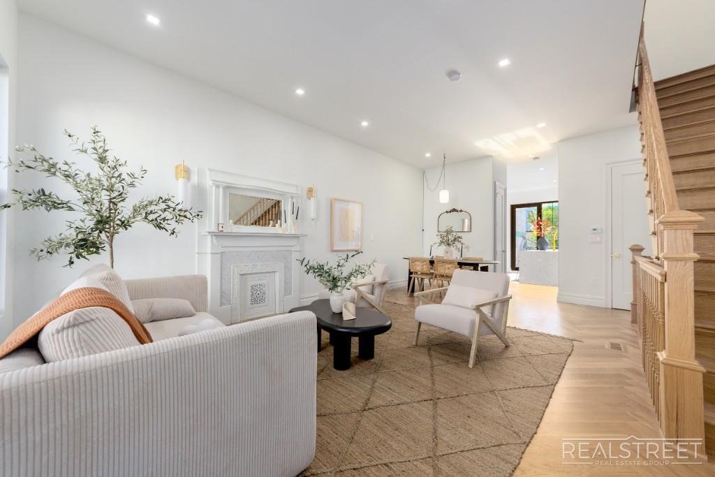 Building Photo - Stunning Brand New Townhouse for Rent in B...
