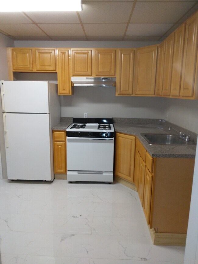 Building Photo - 73 Maple St