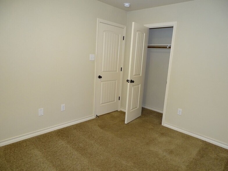 Building Photo - 7054 Lakeview Dr
