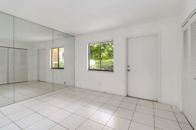 Building Photo - 2820 Tennis Club 204 Dr