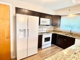 Building Photo - 2385 Van Leunen Dr