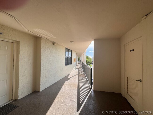 Building Photo - 115 Lake Emerald Dr