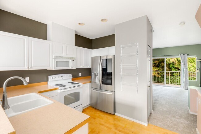 Building Photo - Wonderfully Maintained 2 Bedroom Townhome ...