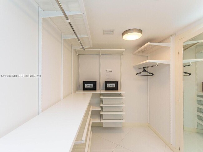 Building Photo - 200 Biscayne Blvd Way