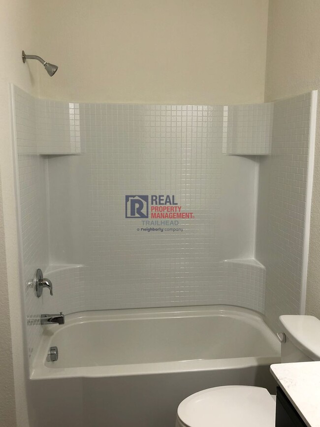 Building Photo - Spacious 5 Bedroom/3 Full Bath Open Concep...