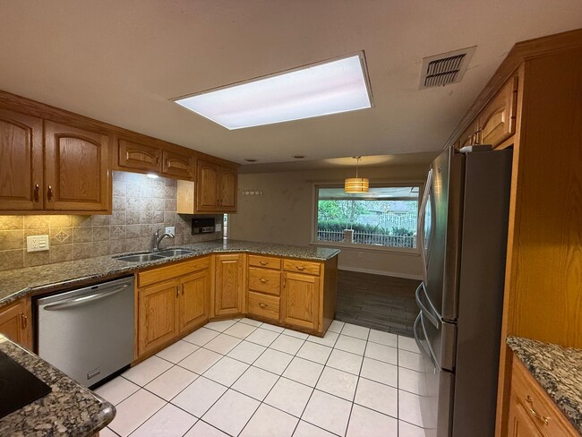 Building Photo - 3 Bed 3 Bath spacious home, with extra craft room, Lovely Backyard