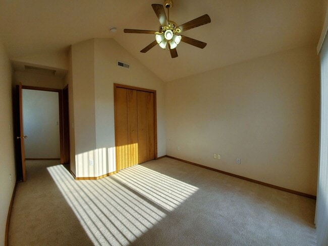 Building Photo - 427 Columbia Point Dr