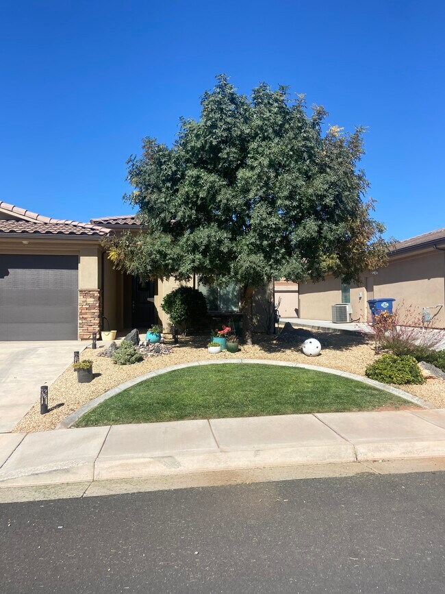 Building Photo - 463 E Ruby Pl